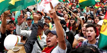 People shout slogans during a protest against Bolivia's President Evo Morales in La Paz, Bolivia, November 9, 2019\u002E REUTERS/Carlos Garcia Rawlins     TPX IMAGES OF THE DAY