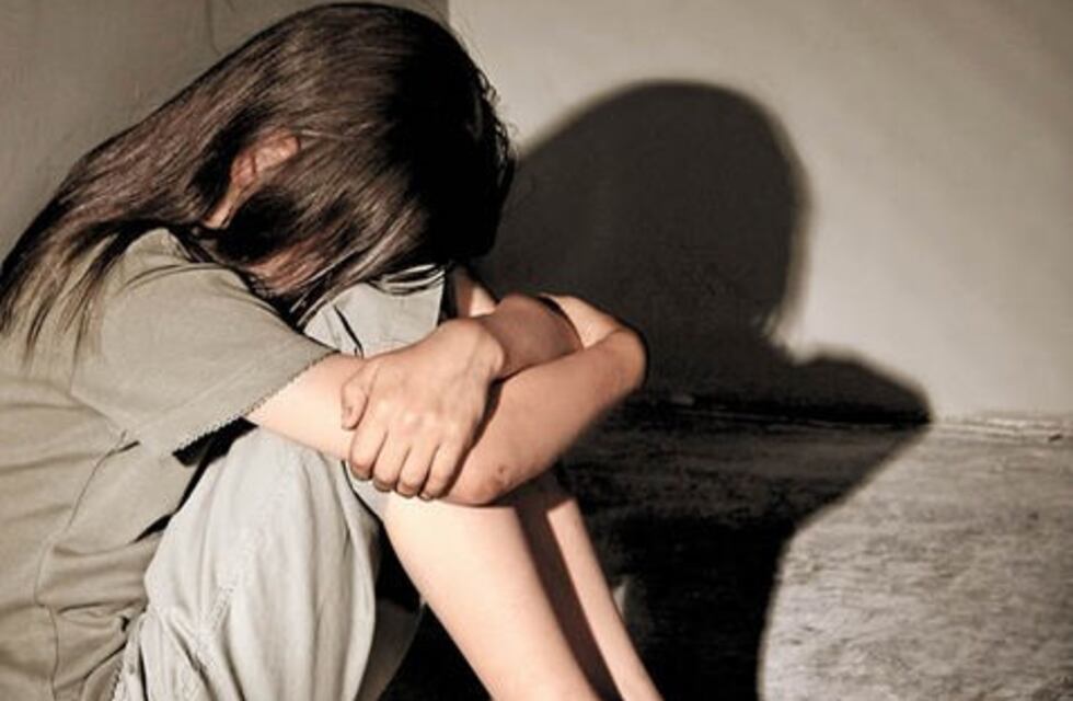 Seguirá detenido un hombre acusado de abusar de su propia hija