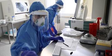 Warsaw (Poland), 14/05/2020\u002E- Staff is testing samples on COVID-19 in the laboratory of the hospital of the Military Institute of Medicine in Warsaw, Poland, 14 May 2020\u002E The number of confirmed coronavirus infections in Poland increased since Wednesday evening by 265 and reached 17,469, the Ministry of Health said on Thursday morning\u002E Another eight people have died, bringing the death toll to 869\u002E (Polonia, Varsovia) EFE/EPA/Leszek Szymanski POLAND OUT