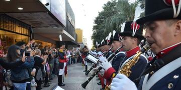 La Banda del Regimiento de Patricios llenó de música la Peatonal de Resistencia