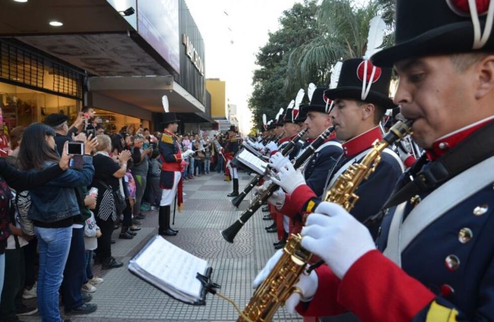 La Banda del Regimiento de Patricios llenó de música la Peatonal de Resistencia