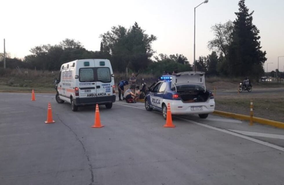 Perdió el control y cayó de la motocicleta junto a su hija de 8 años