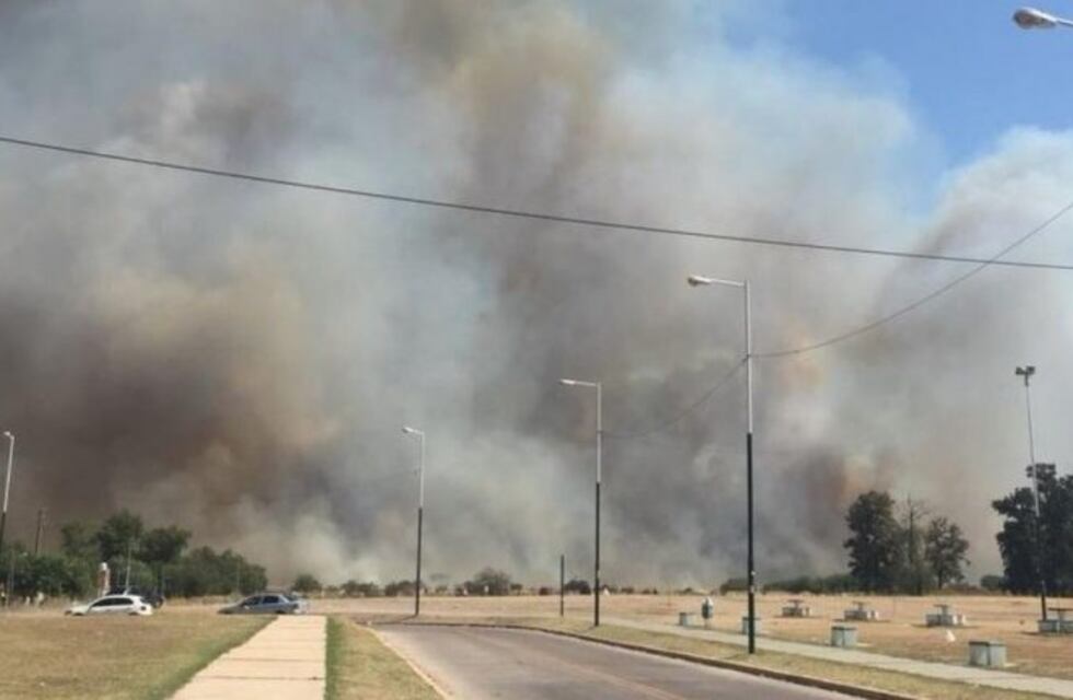 Veinte dotaciones de bomberos combaten un incendio de pastizales en Merlo