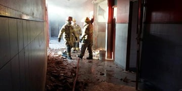 Los bomberos trabajan en la escuela 49 de Moreno tras la fatal explosión de una estufa\u002E