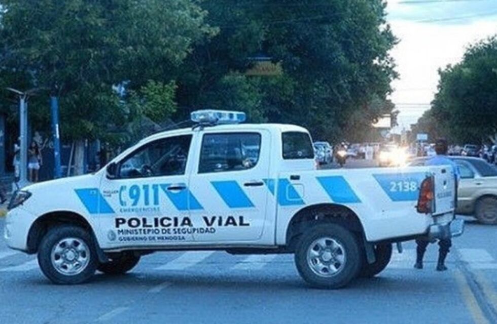 Tres hombres transitaban a bordo de una moto, chocaron y uno murió