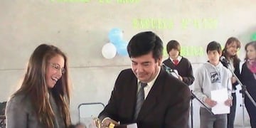 Luis Salinas entrega distinciones en uno de los aniversarios de la Escuela 4-122 República Italiana, situada en Tupungato\u002E