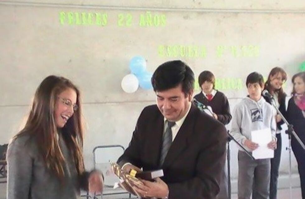 El director de una escuela viaja 60 kilómetros para entregar las tareas a los alumnos