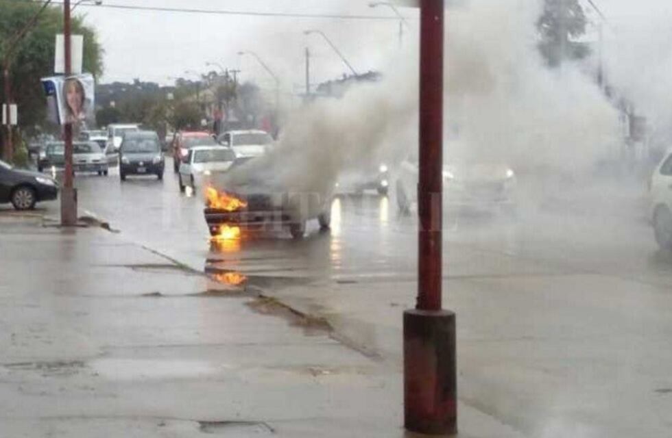 Las llamas devoraron por completo un auto en Santa Fe