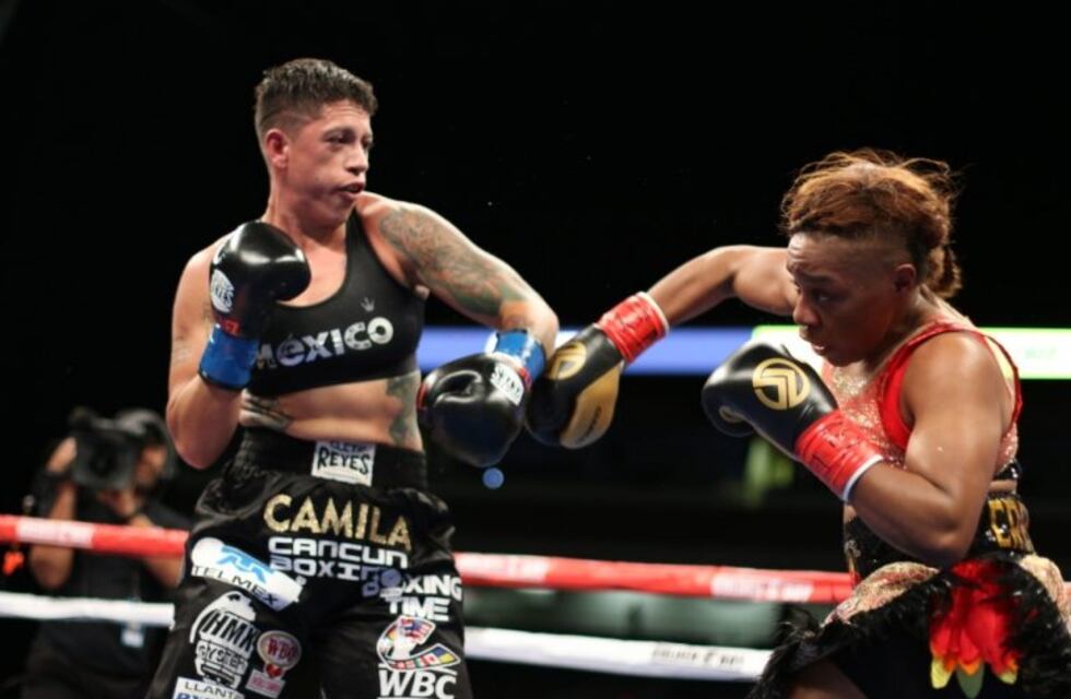 La boxeadora Franchon Crews Dezurn perdió su peluca en medio de una pelea