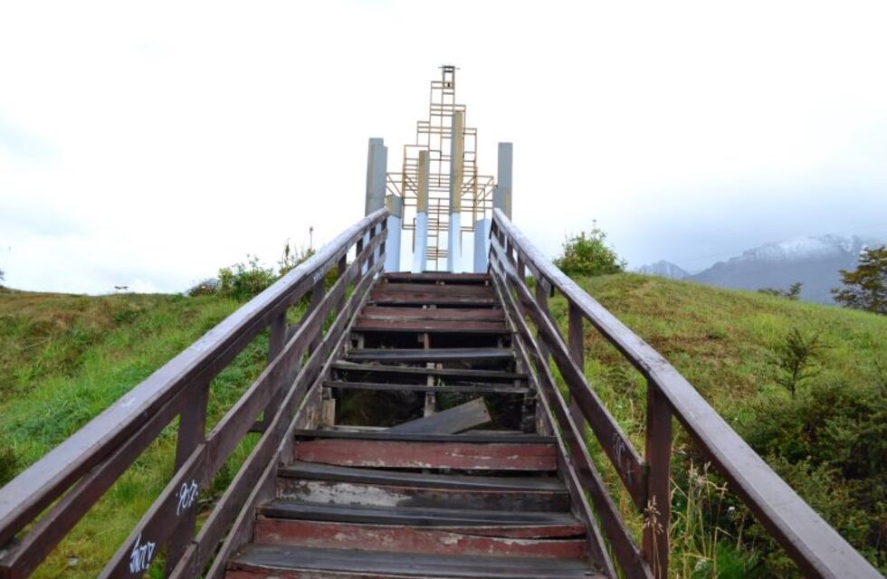 Abandono y peligro en el Paseo del Centenario de Ushuaia