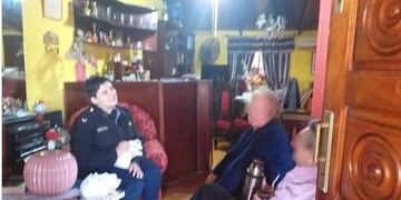 La pareja de adultos mayores, ambos de 84 años, llamó a la Policía de Posadas para que vienieran a su casa a charlar\u002E Se sentían solos\u002E (Pol de Misiones)