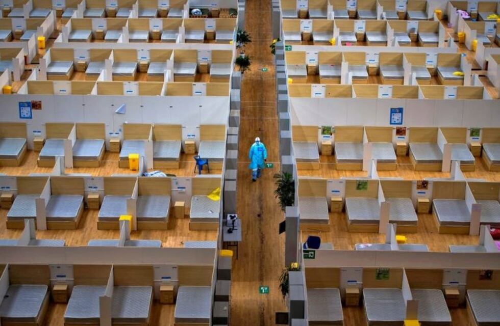 La foto que recorre el mundo: el alivio de un doctor en un hospital de Wuhan, donde comenzó el coronavirus