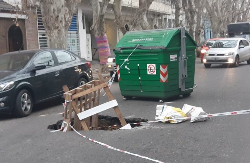 Pusieron un container para advertir sobre un pozo enorme en una calle del macrocentro
