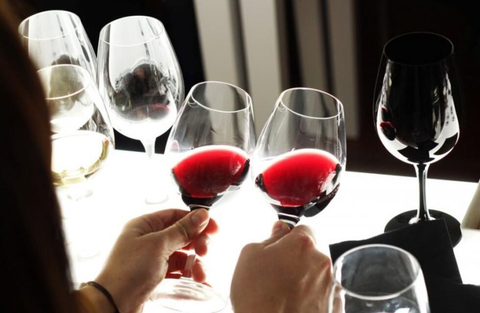 La OMS alertó que beber alcohol no previene contra el coronavirus y busca restringir su venta