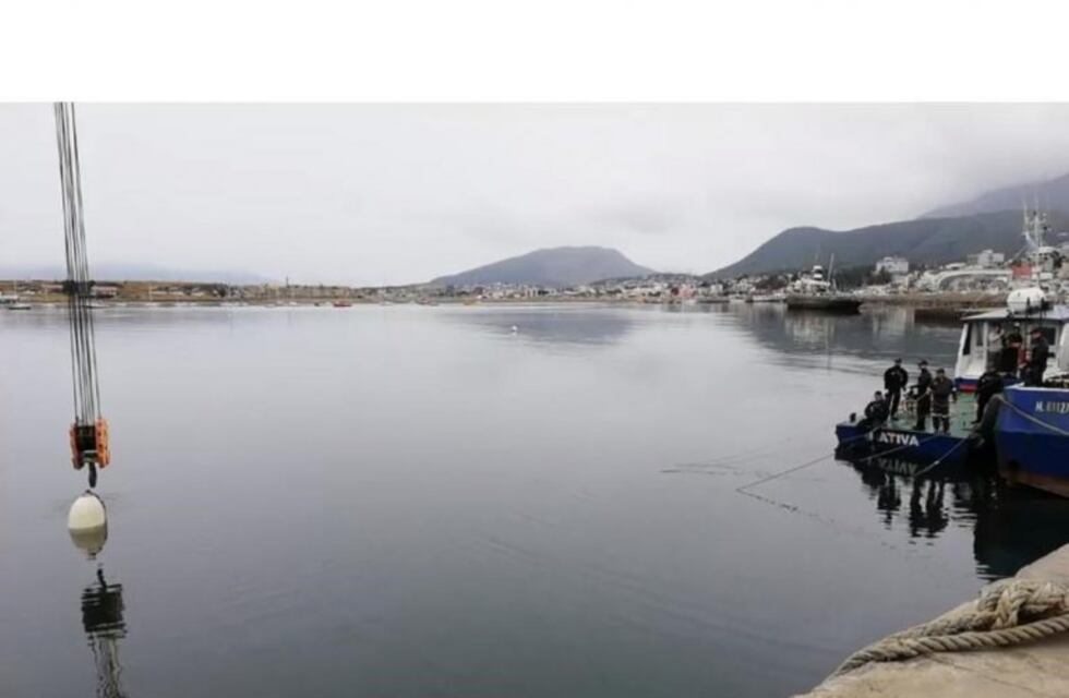 Reflotamiento de embarcación en puerto de Ushuaia