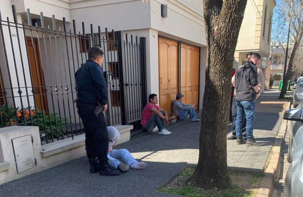 Detienen a tres ladrones en una salidera bancaria