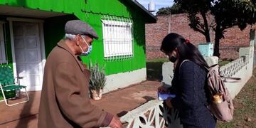 Campaña en los barrios de Posadas en favor de vecinos adultos mayores a quienes aplican la vacluna antigripal\u002E