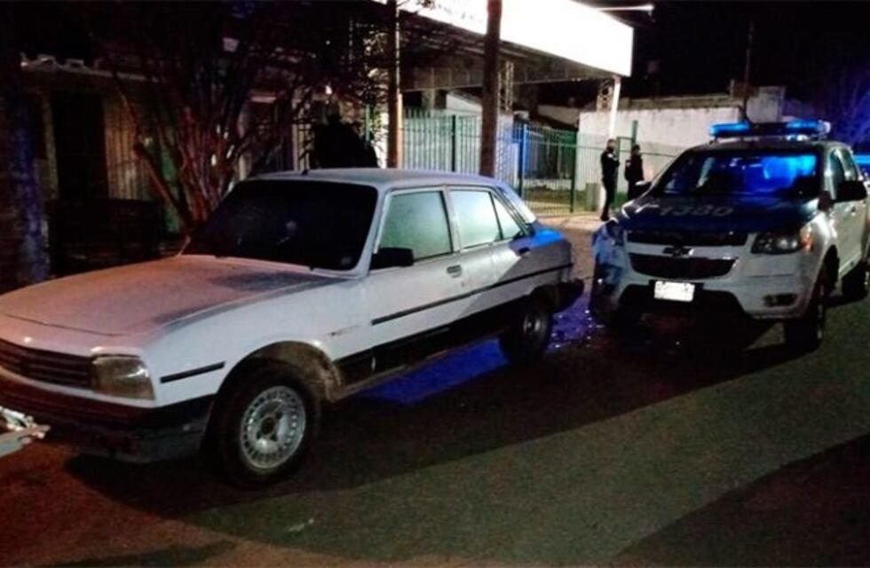 San Salvador: patrullero chocó un auto estacionado
