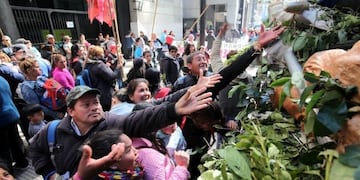 Los tareferos misioneros protestaron en Buenos Aires\u002E (Foto: Clarín)