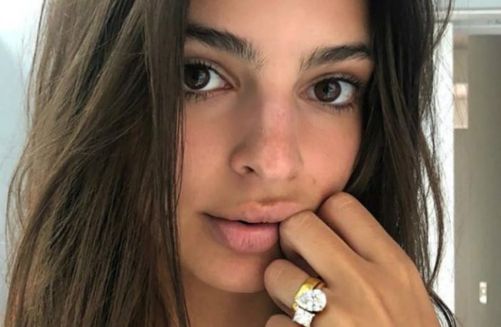 Las curiosas poses de Emily Ratajkowski para tomar sol