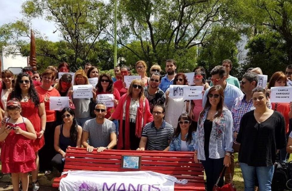 Coronel Rosales ya tiene su banco rojo en memoria de todas las mujeres víctimas de femicidio