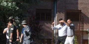 El abogado defensor, Oscar Barrera (pantalón claro a la derecha), en plena tarea del rastrillaje en el Próvolo\u002E