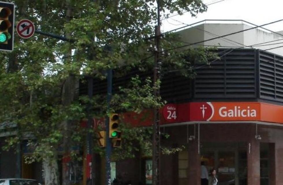 Ladrones armados asaltaron un banco de zona sur y se llevaron una gran suma de dinero