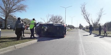 Vuelco en la Avenida Perón (Vía Santa Rosa)