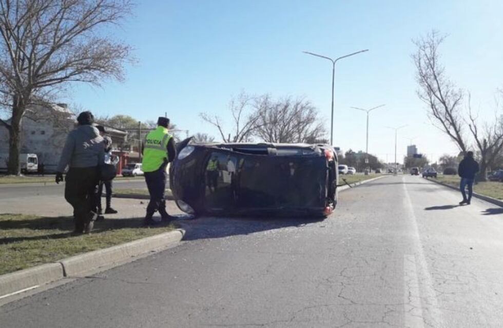 Volcó un auto en la Avenida Perón de Santa Rosa y una mujer resultó lesionada