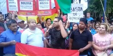 Ciudadanos bolivanos en Mendoza, se manifestaron frente el Consulado de ese país\u002E