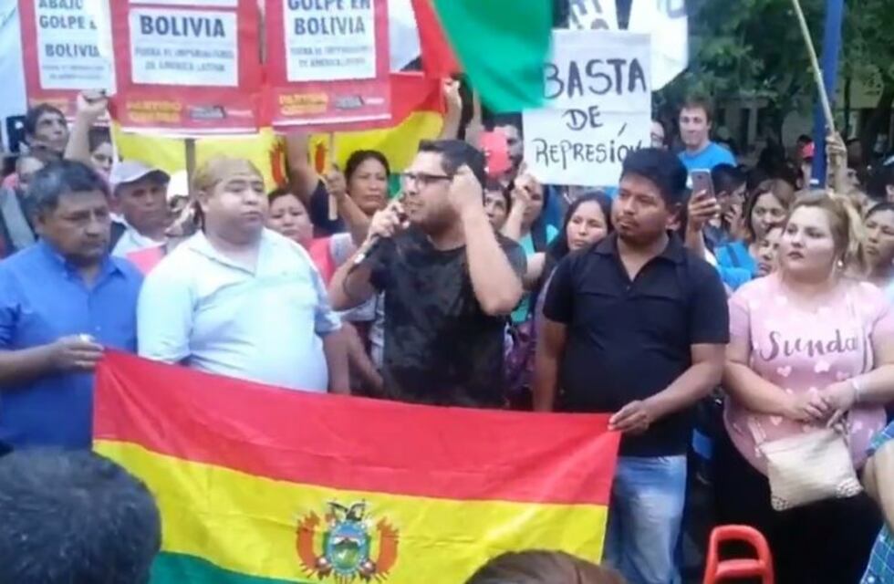 Ciudadanos de Bolivia en Mendoza se manifiestan frente al Consulado