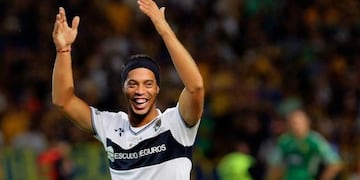 La imagen que no llegó a materializarse: “Ronaldinho”, con la casaca de Gimnasia\u002E \nCortesía Infobae\u002E