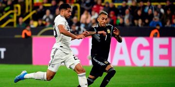Germany's midfielder Emre Can and Argentina's Roberto Pereyra (R) vie for the ball during the friendly football match Germnay v Argentina at the Signal-Iduna Park in Dortmund, western Germany on October 9, 2019\u002E (Photo by Ina FASSBENDER / AFP)