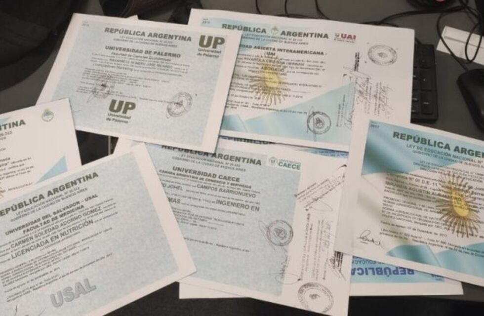 Cayó una banda que falsificaba títulos secundarios y universitarios y los vendía por redes