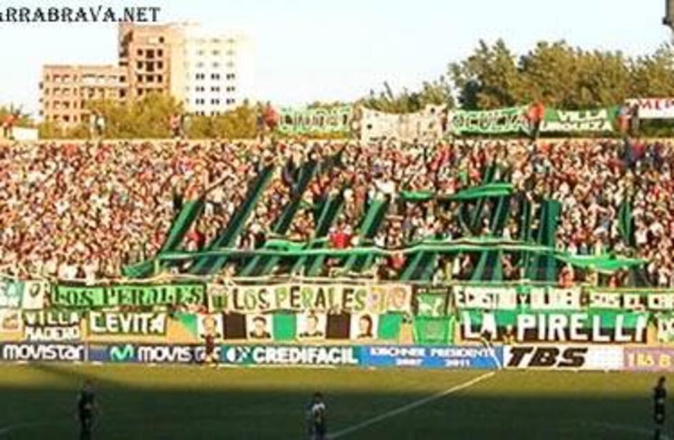 Feroz enfrentamiento entre los barras de Nueva Chicago y la policía dejó a 19 agentes con heridas