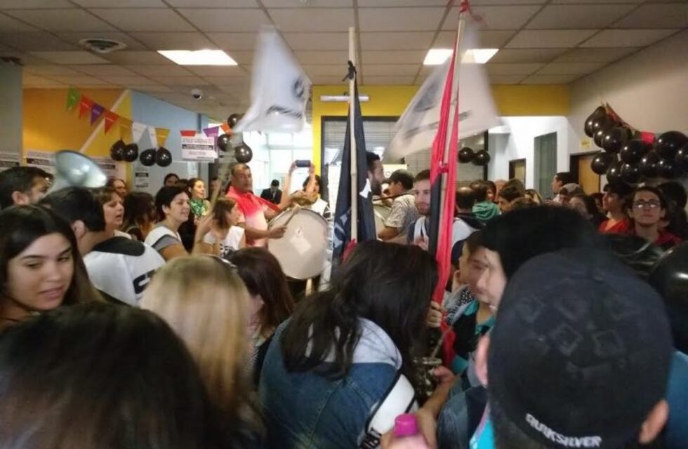 Empleados estatales continúan tomando el Ministerio de Desarrollo porteño