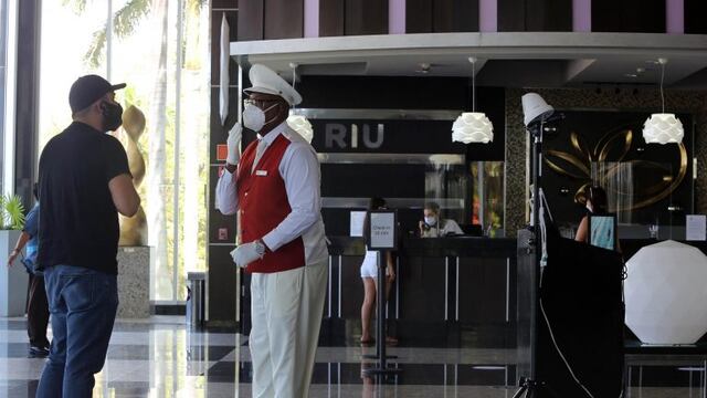 Empleados de cadenas de hoteles que comenzaron a recibir turismo en el balneario de Cancún en Quintana Roo (México) EFE/Alonso Cupul