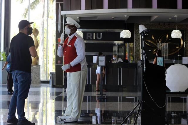 Empleados de cadenas de hoteles que comenzaron a recibir turismo en el balneario de Cancún en Quintana Roo (México) EFE/Alonso Cupul