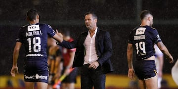 Diego Cocca, coach of Argentina's Rosario Central, greets his player Nahuel Molina at the end of a Copa Libertadores Group H soccer match against Chile's Universidad Catolica in Rosario, Argentina, Wednesday, April 24, 2019\u002E (AP Photo/Gustavo Garello)