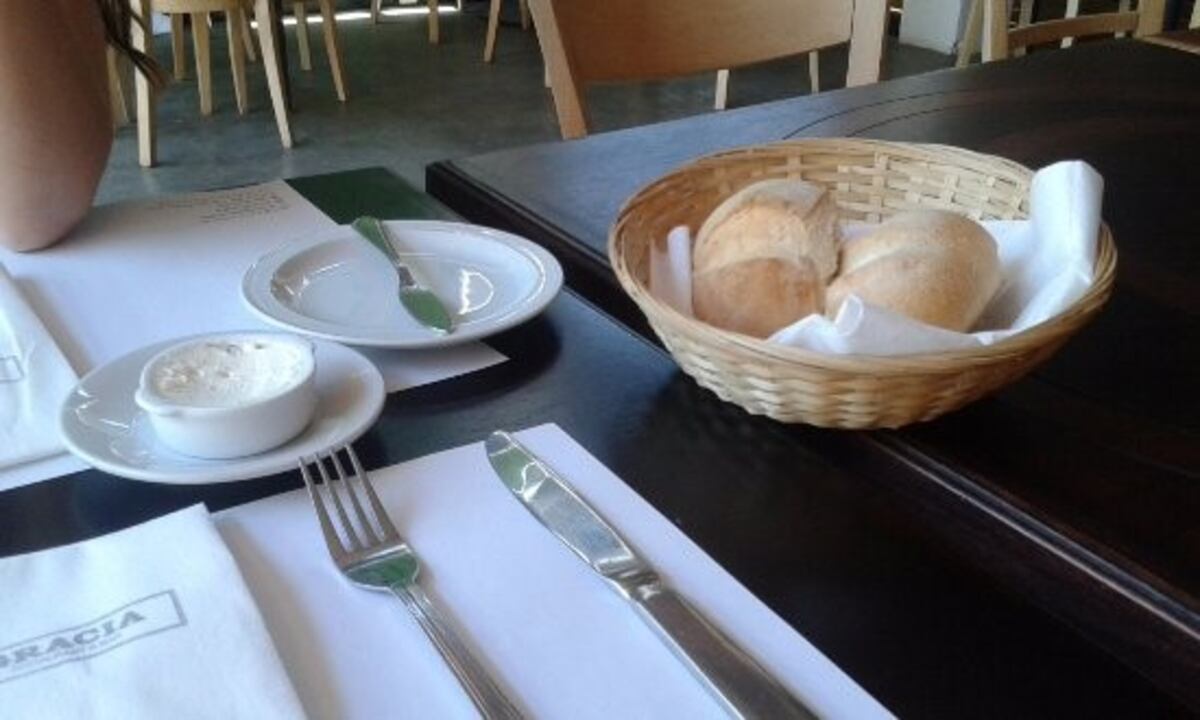 En La Plata dictaminaron que es ilegal cobrar el servicio de mesa