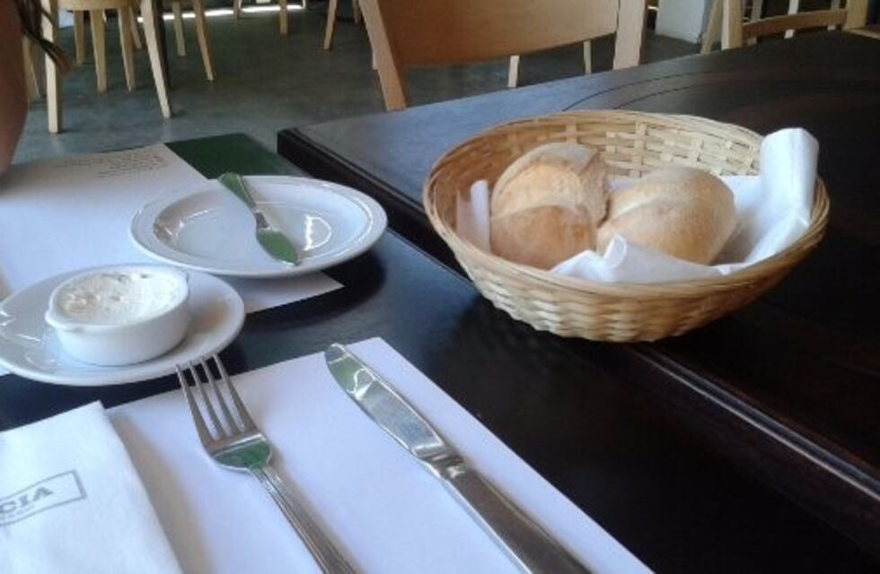 En La Plata dictaminaron que es ilegal cobrar el servicio de mesa