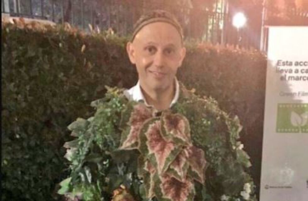 Las extrañas fotos del ministro Bergman disfrazado de planta que estallaron en las redes