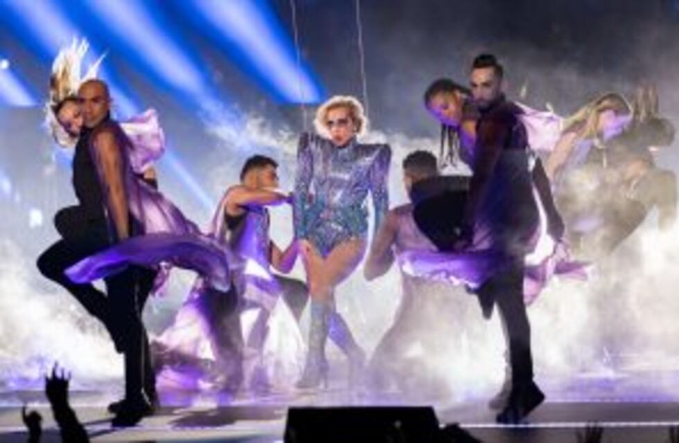 Lady Gaga brilló en el increíble show del medio tiempo del Superbowl