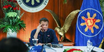 El presidente de Filipinas recomendó desinfectar las mascarillas con gasolina\u002E (AP)