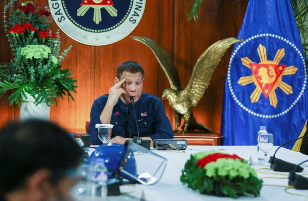 El presidente de Filipinas recomendó desinfectar las mascarillas con gasolina