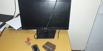 Los asaltantes se habían llevado efectivo además de un monitor y un teléfono celular\u002E (Ministerio de Seguridad de Santa Fe)