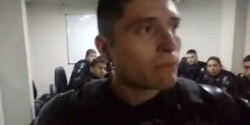 Momento en un oficial a cargo, dialoga con uno de los legisladores de Mendoza\u002E