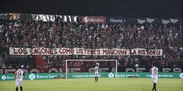 Banderas con amenazas en el Coloso Marcelo Bielsa