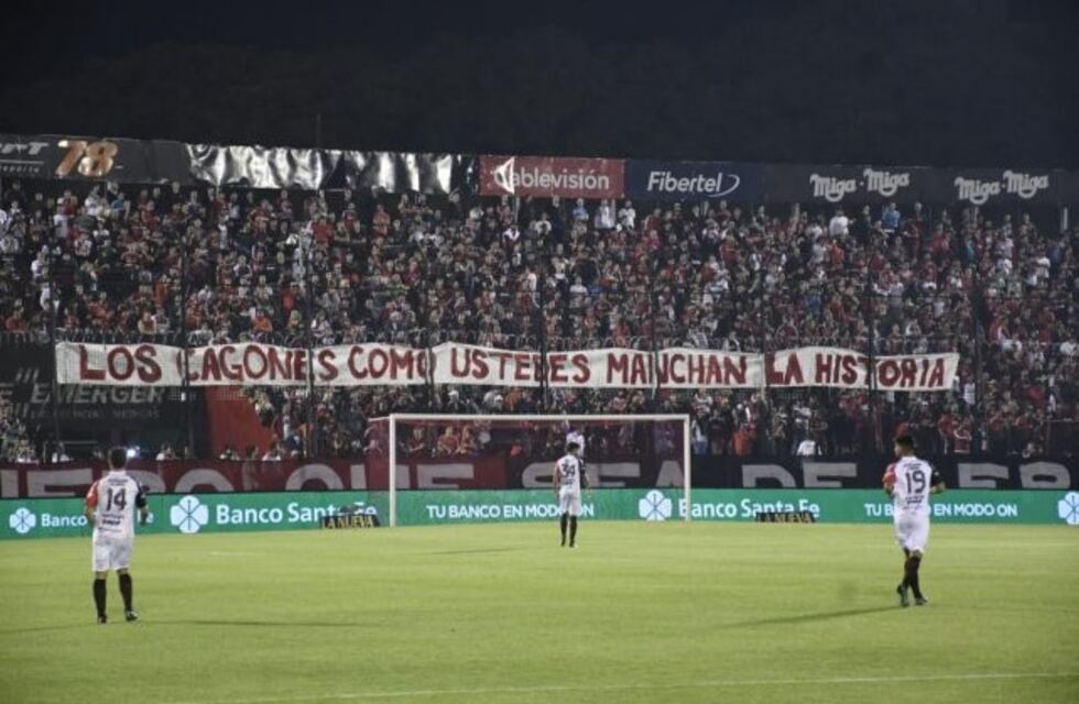 La hinchada rojinegra recibió a los futbolistas con banderas amenazantes