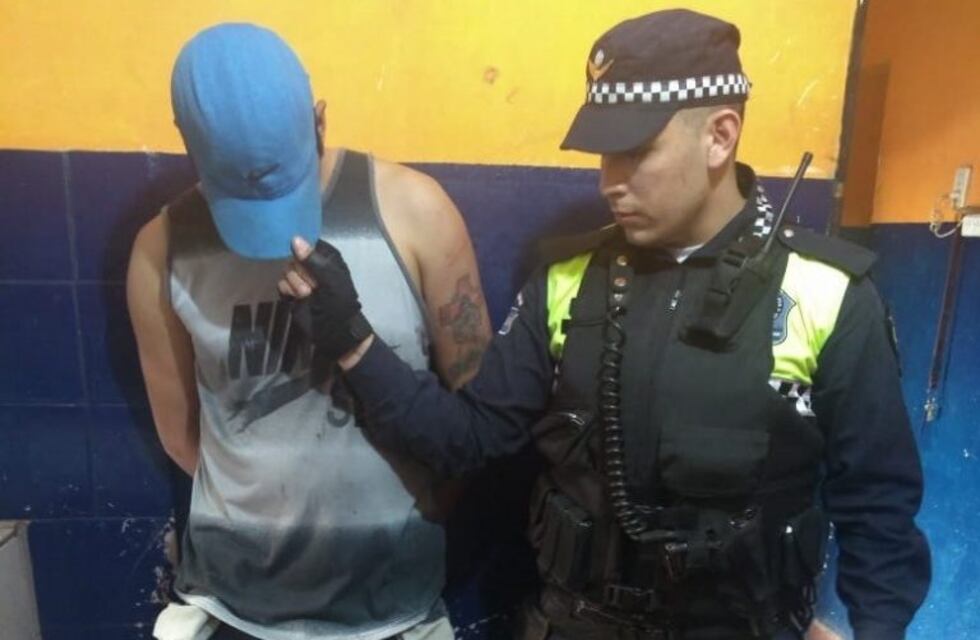 Tras un enfrentamiento con la policía, quedó detenido un hombre armado con un puñal